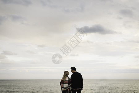 年轻夫妇户外海边后视图片
