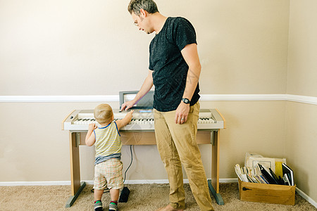 爸爸和小儿子一起玩音乐键盘图片