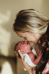 新生儿母亲中成年妇女间与新生儿婴流鼻背景