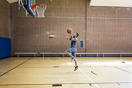 小区篮球穿衬衫起跳扣篮的男子背景