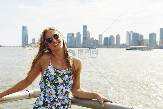 美国纽约海滨天线上年轻女肖像图片