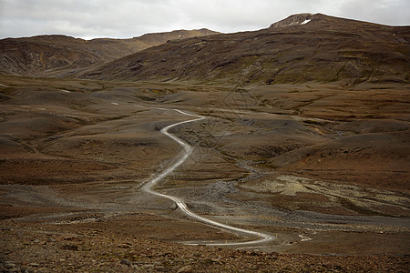 冰岛沿风河谷道路和山丘的远景观图片