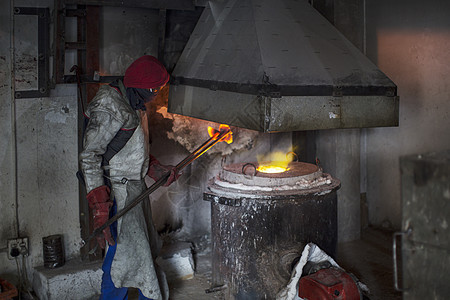 在铸造厂工作的人图片