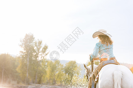 美国蒙大拿女子骑马图片