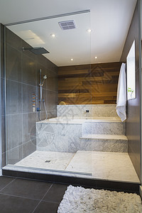 带灰白色大理石台阶和红杉木墙壁的浴室加拿大魁北克背景图片