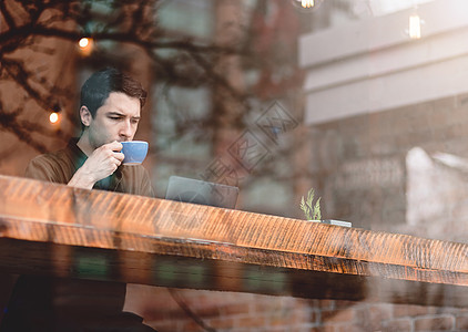 在咖啡馆喝咖啡的成年男性图片