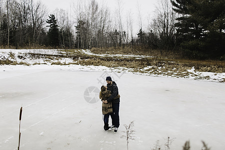 冰冻湖面上拥抱的情侣图片