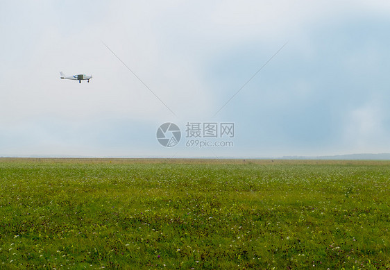 在机场上空飞行的轻型飞机图片