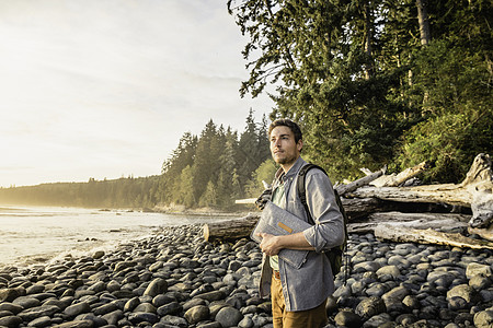 加拿大不列颠哥伦比亚省公园海滩上远望的男子图片