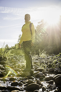加拿大不列颠哥伦比亚温华岛英格曼河瀑布省公园河床上的女子步行者图片