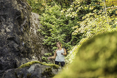 加拿大不列颠哥伦比亚省公园霍恩湖洞穴巨石旁的女人图片