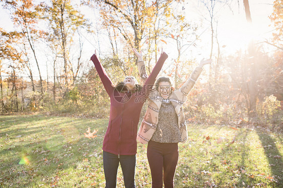 两个女人大笑着扔秋叶图片