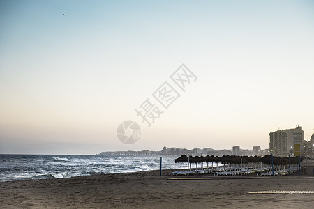 西班牙岛托雷布兰卡海滩上的阳伞图片