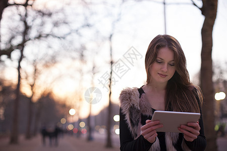在街上用平板电脑的年轻妇女联合王国伦敦图片