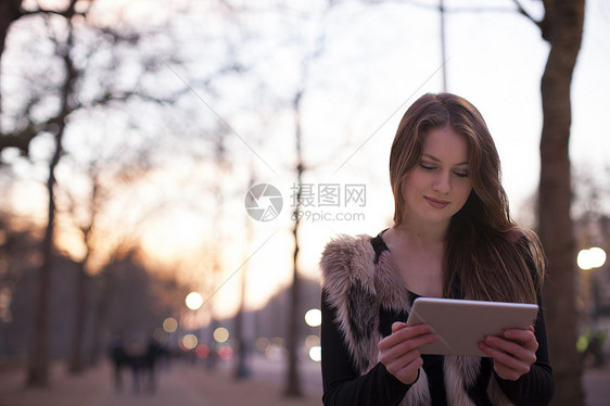 在街上用平板电脑的年轻妇女联合王国伦敦图片