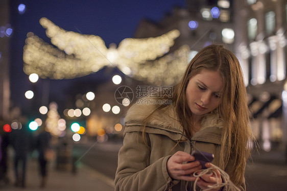 在街上用手机的年轻妇女联合王国伦敦图片