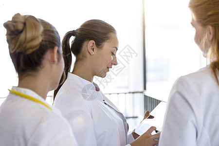 三名年轻女医生在看平板电脑图片