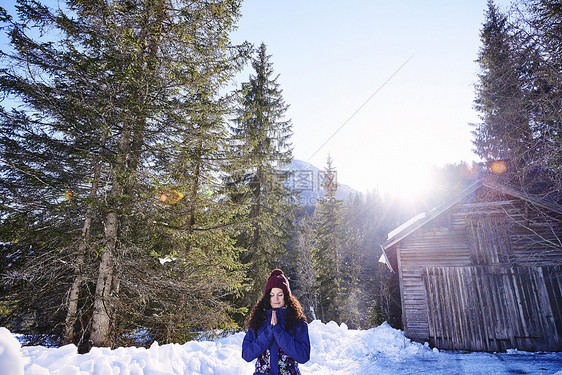 妇女在日光下的雪地上冥想图片