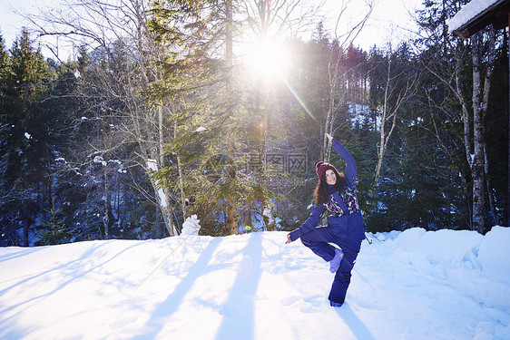 身着冬衣在雪中做瑜伽的妇女图片