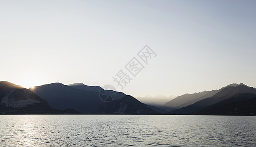 意大利皮埃蒙特韦尔巴尼亚马吉奥雷湖上山图片