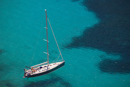 西班牙Majorca的松绿海上行驶的游艇图片