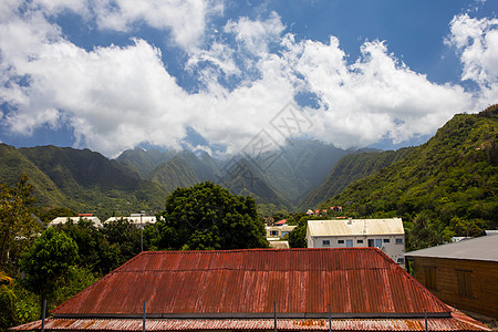 留尼汪岛锡屋顶村庄和山丘的景观图片