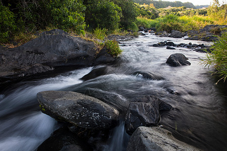 在留尼汪岛的河流和岩石图片