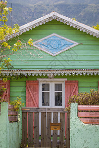 留尼汪岛传统绿色油漆木屋图片