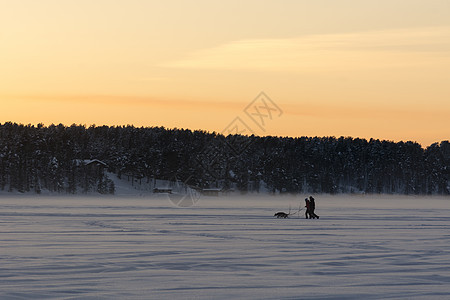 瑞典朱卡斯贾尔维的托恩河冬季结冰图片