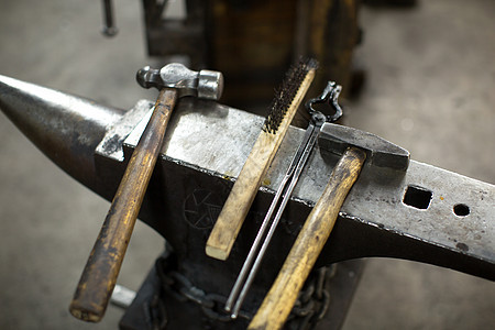 铁砧上的锤子和钳子图片
