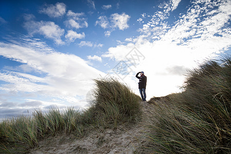 联合点燃草妇女仰望着遮蔽双眼视而不见背景