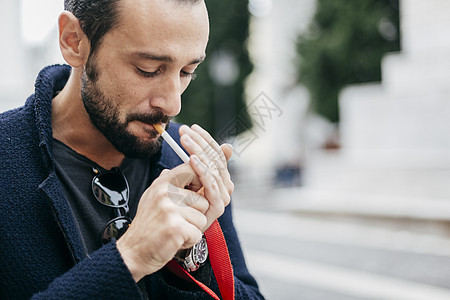 吸烟的男子图片