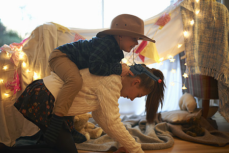 你的童年我一直都在字体设计戴牛仔帽的男孩骑在姐姐身上玩耍背景