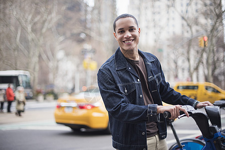 年轻人推着自行车微笑曼哈顿美国纽约州曼哈顿图片