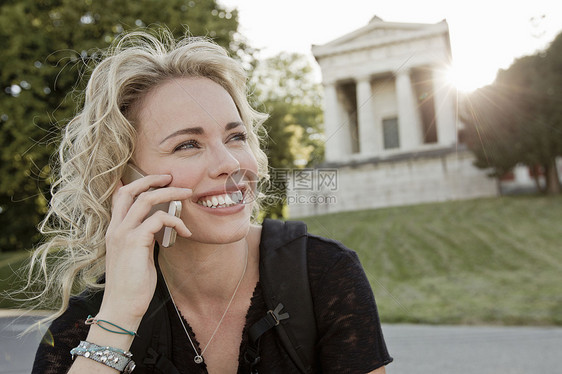 在公园电话的女人图片