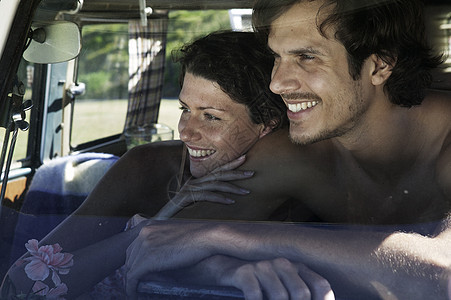 露营的情侣在车里微笑图片