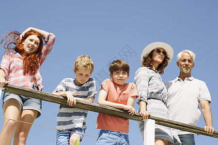 一家人坐在游艇上眺望远方图片