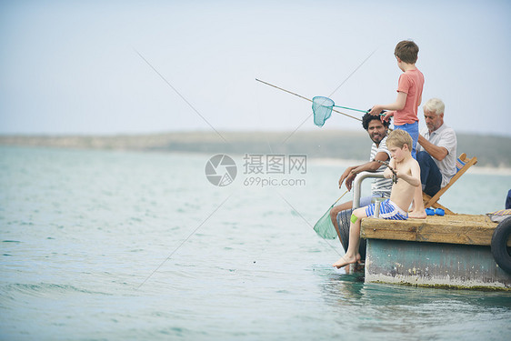 家庭在游艇甲板上钓鱼图片