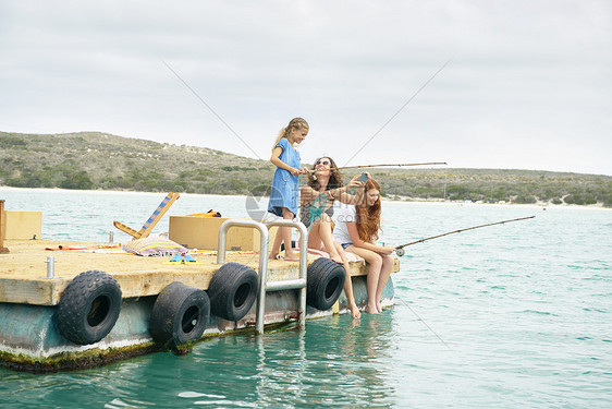 一家人在游艇甲板上钓鱼图片