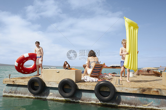 一家人在游艇太阳甲板上玩得很开心图片