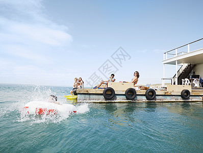 一家人在游艇太阳甲板上玩得很开心图片
