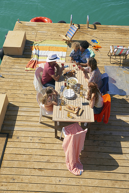 一家子聚集太阳甲板上图片