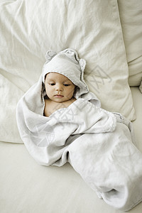 毛毯包着的婴儿男孩肖像图片