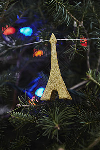 圣诞装饰品以埃菲尔铁塔的形状挂在圣诞树上贴近图片