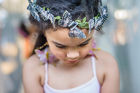 年轻女孩戴着蝴蝶发箍图片