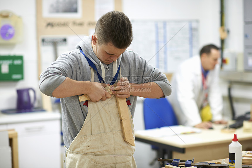 大学自习室正在做木工的学生图片