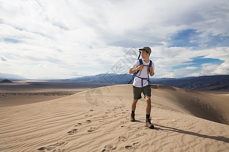 美国加利福尼亚州死亡谷国家公园行走的男性图片