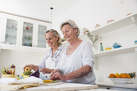 年长妇女和女儿在厨房做饭图片