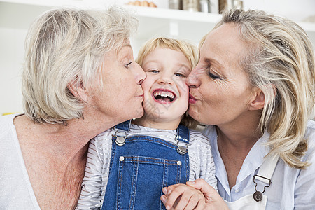 母亲和祖母亲吻女孩图片