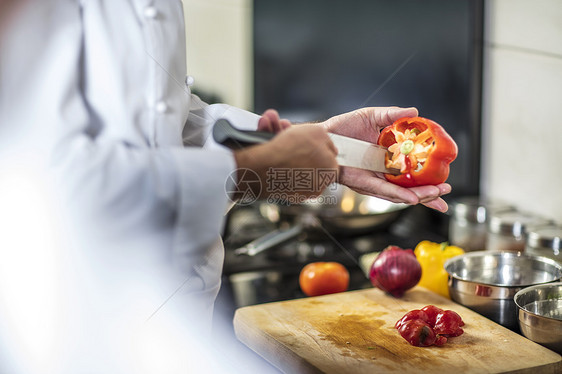 主厨用刀处理甜椒图片